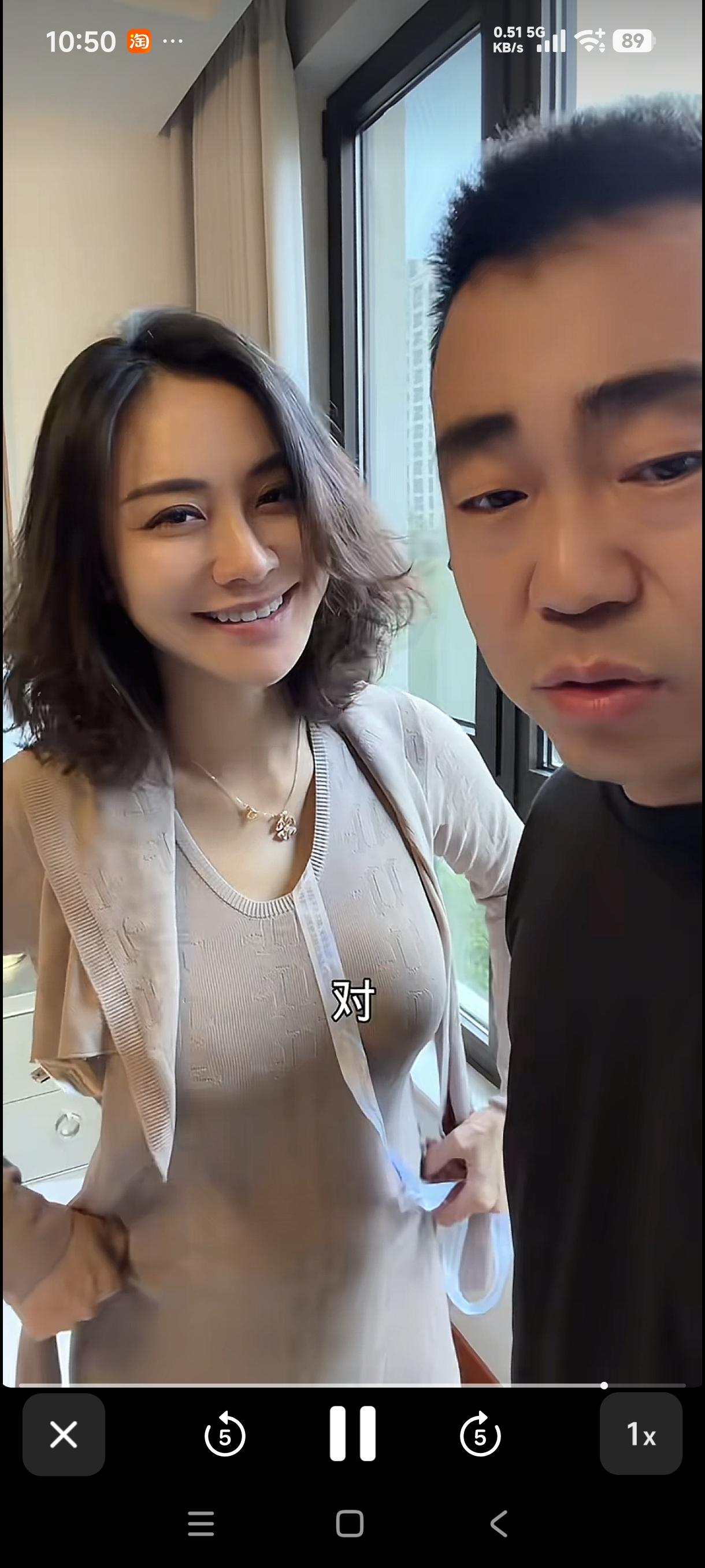 自媒体博主大成发视频晒出他漂亮的媳妇购买的一件衣服上有一条长长的防拆带。他本意是