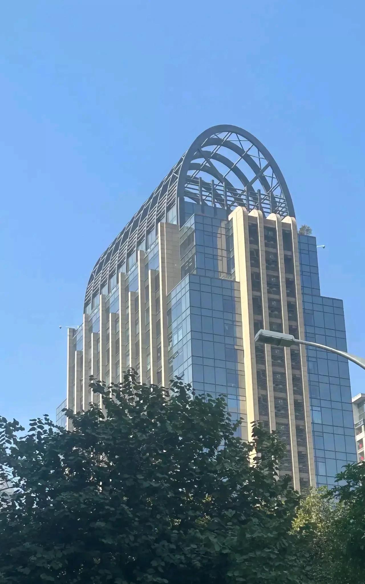 南安市源昌集团投资厦门建设的闽南大厦，源昌总部大楼，大酒店等大楼，厦门占尽了泉州