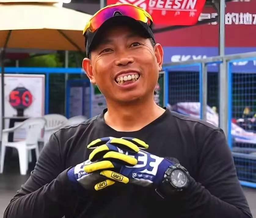 张雪师傅牙哥说，我一直盼着这小子能替我圆梦，骑上我的车去拿个世界冠军回来。当