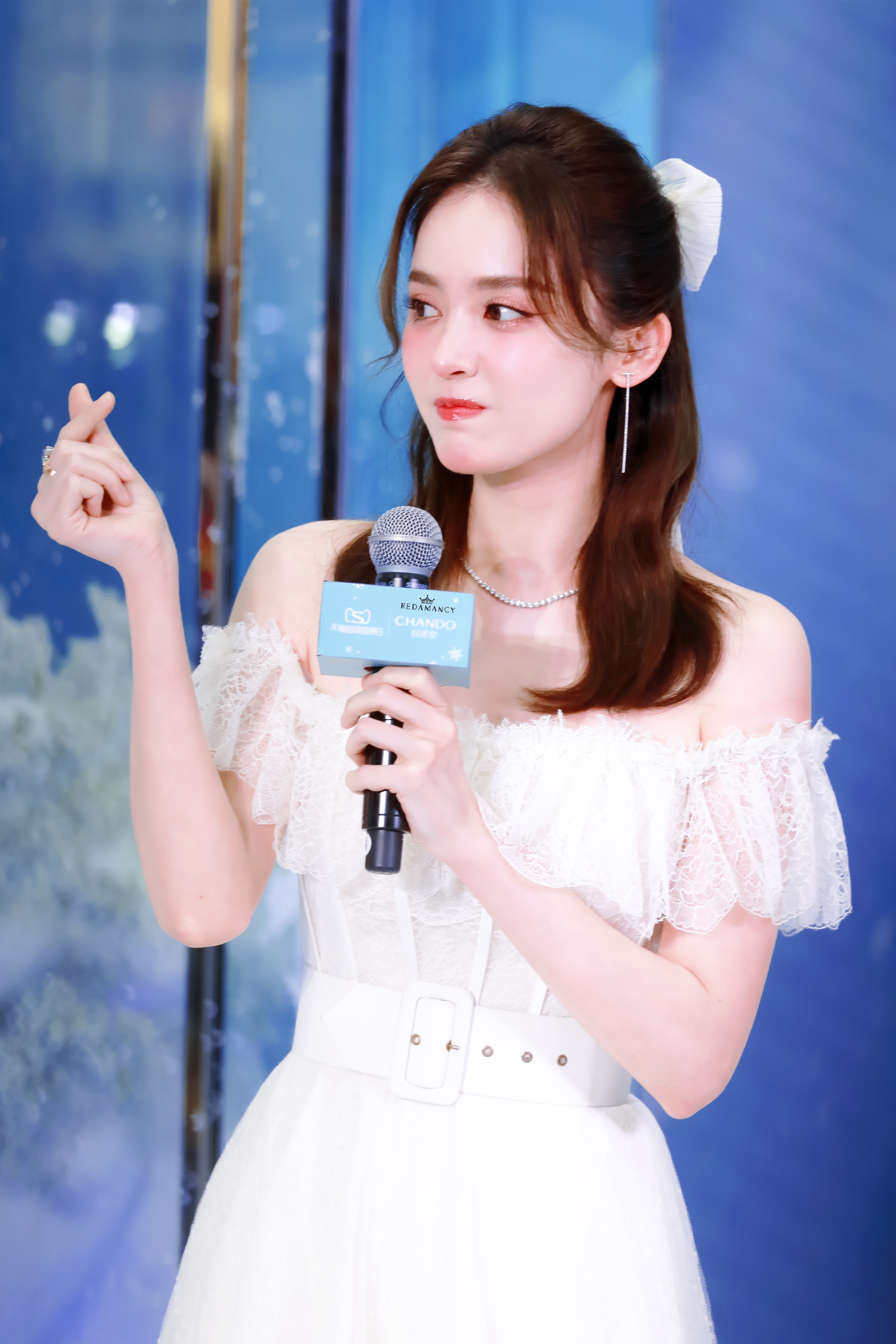 古力娜扎眉眼含春，肤若凝脂，温柔里全是心动杀。娜扎这张脸顶美