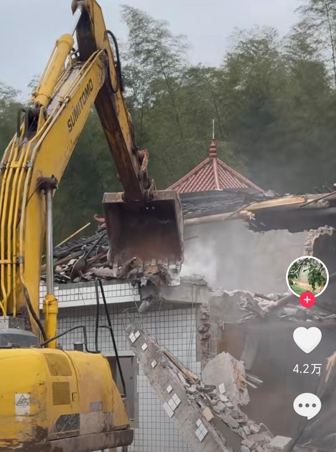 农村四哥三天就收拾好老家，不等了，说推倒重建马上就弄。推土机一到三两下老房子就应