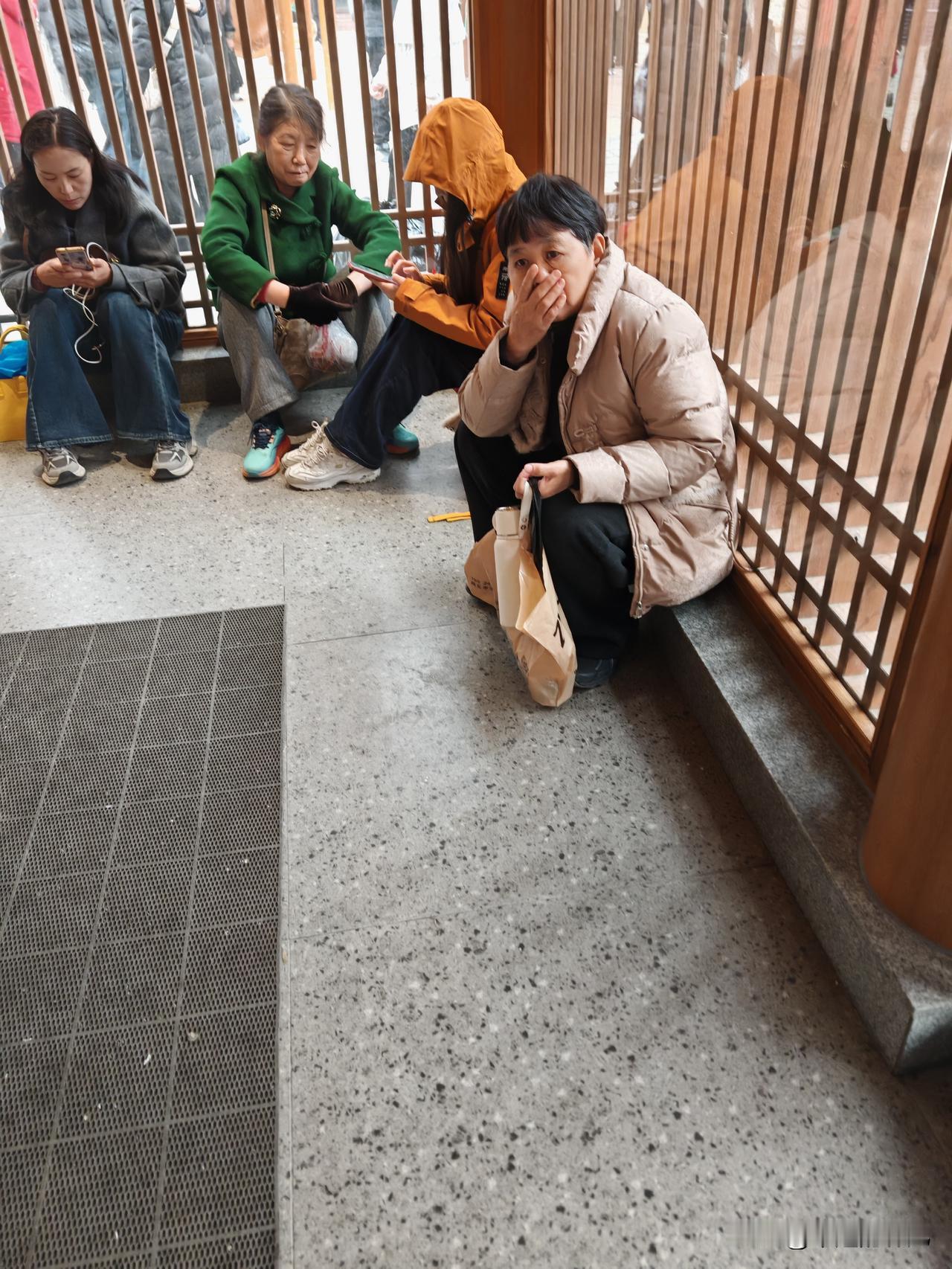 旅游的尽头是找个能坐的地儿休息，有没有，旅游真的很累，很冷，很饿，很