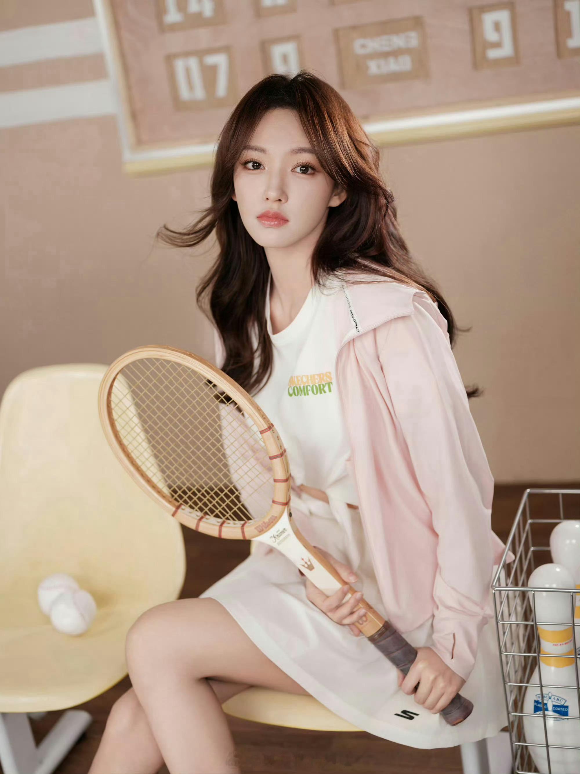 程潇穿搭百褶裙的运动少女​​​