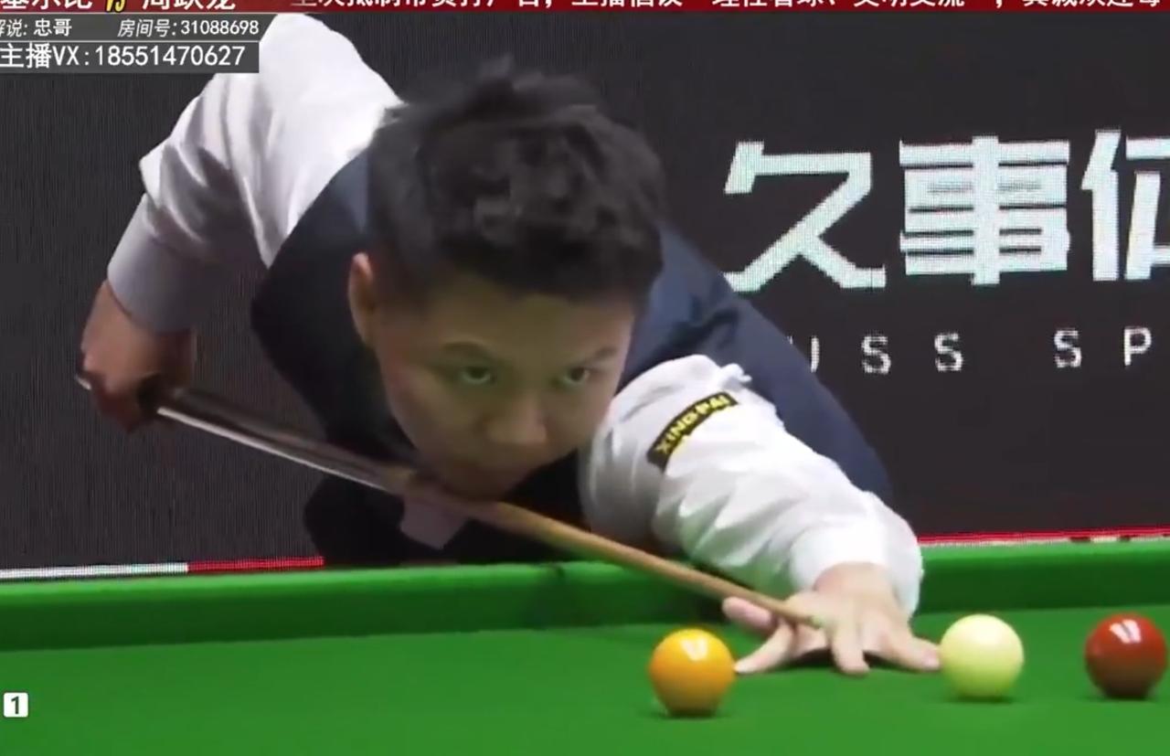 周跃龙挥拳了斯诺克上海大师赛第一轮周跃龙6：5胜塞尔比，晋级第二轮。上海大