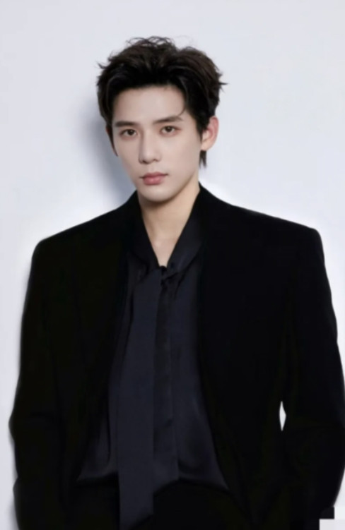 2018年，杨天真签下19岁播音主持专业的王安宇，工作人员不解:“为什么要签他，