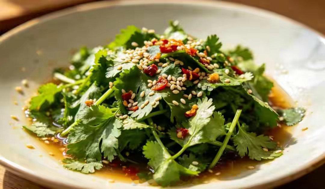 香菜是抗炎好手吗饭菜刚刚端上桌，就会有人精准下筷——不是夹肉，而是把香菜一根一根