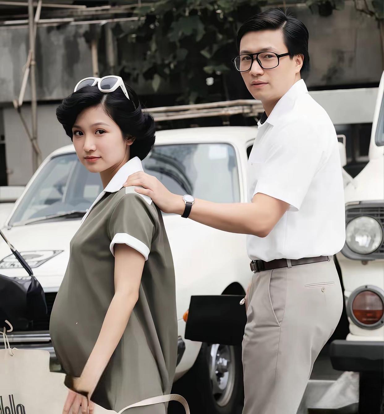 考考大家，看这张80年代街头老照片，你们能猜出这位孕妈肚子里，后来诞生的是哪位知