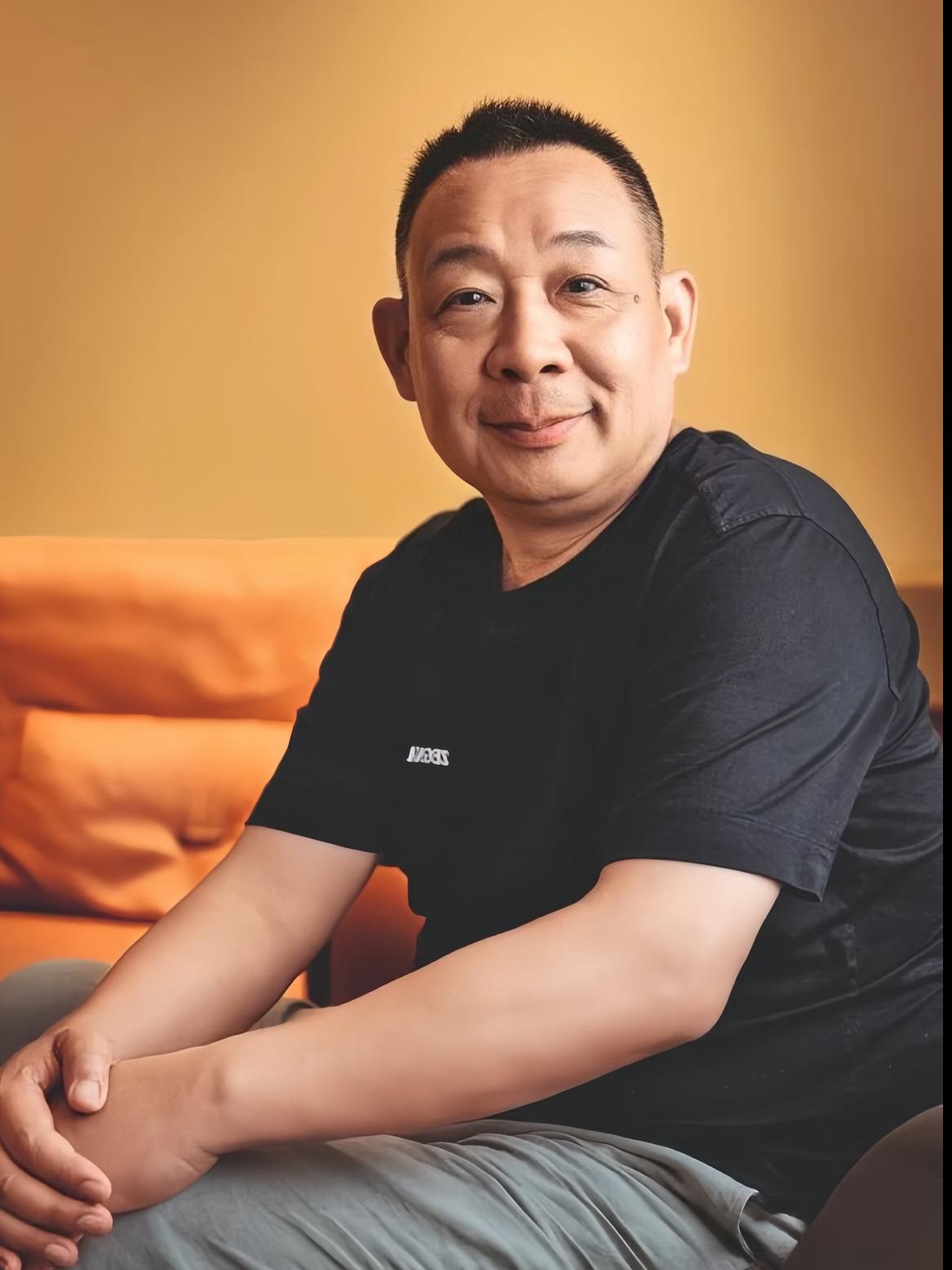 奉劝大家一句，千万别被于东来骗了！看着温温柔柔像邻家大叔，做起事来比谁都“