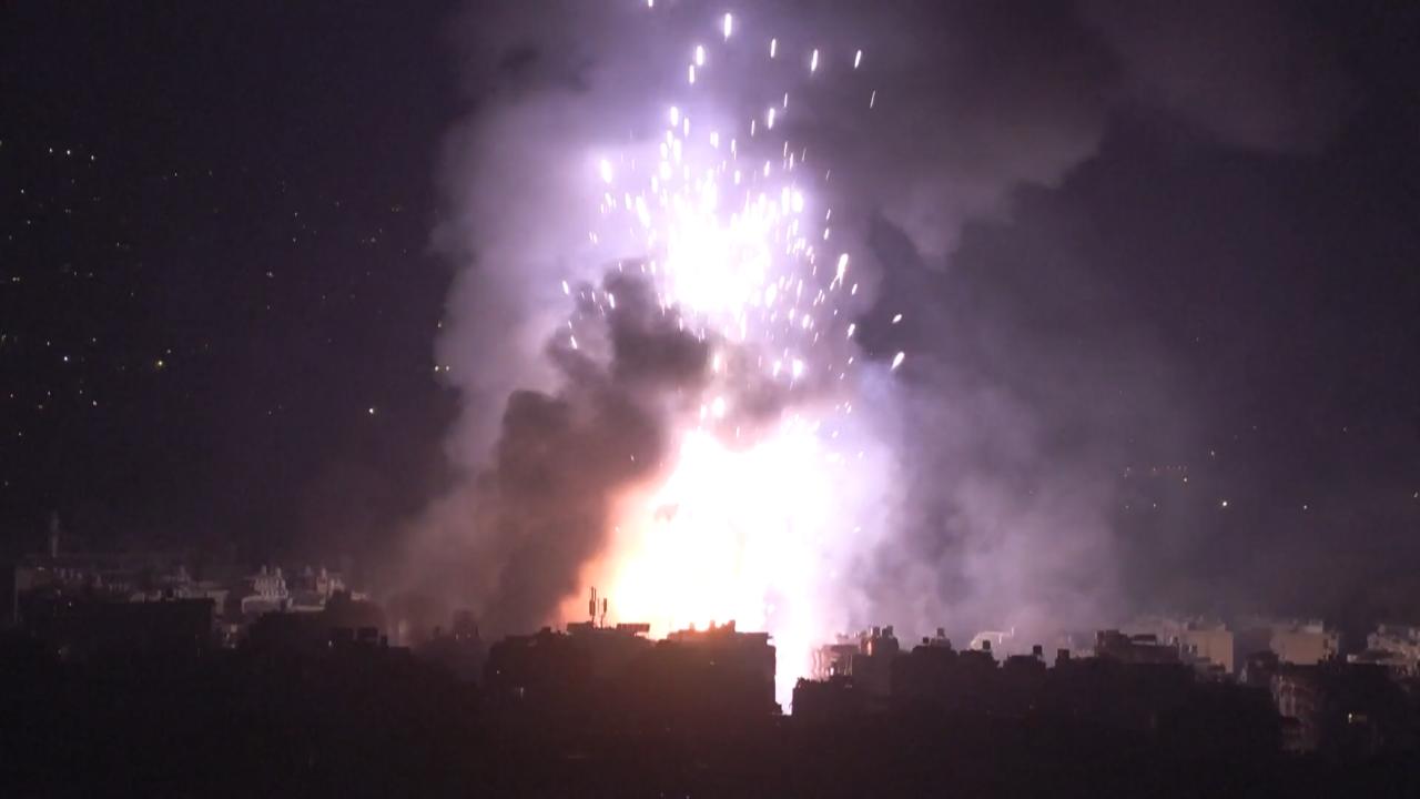 网传一段激烈爆炸视频，疑似美军无人机直接命中了掩体内的伊朗导弹发射车，场面震撼！