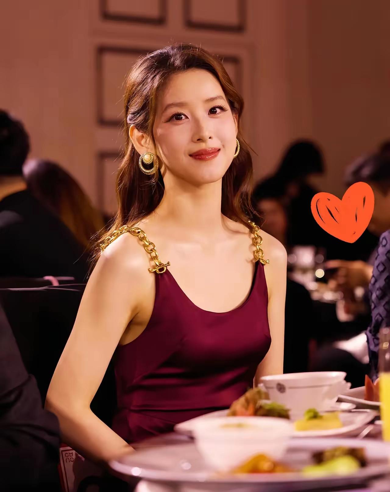 刘强东估计真得坐不住了！11月12日，《VOGUE服饰与美容》官宣31岁的章泽天