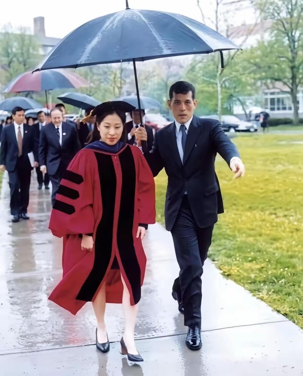 帕公主的离去对于父亲泰王来说是最大的悲痛，虽然是国王，也是爱女儿的父亲。白发人送