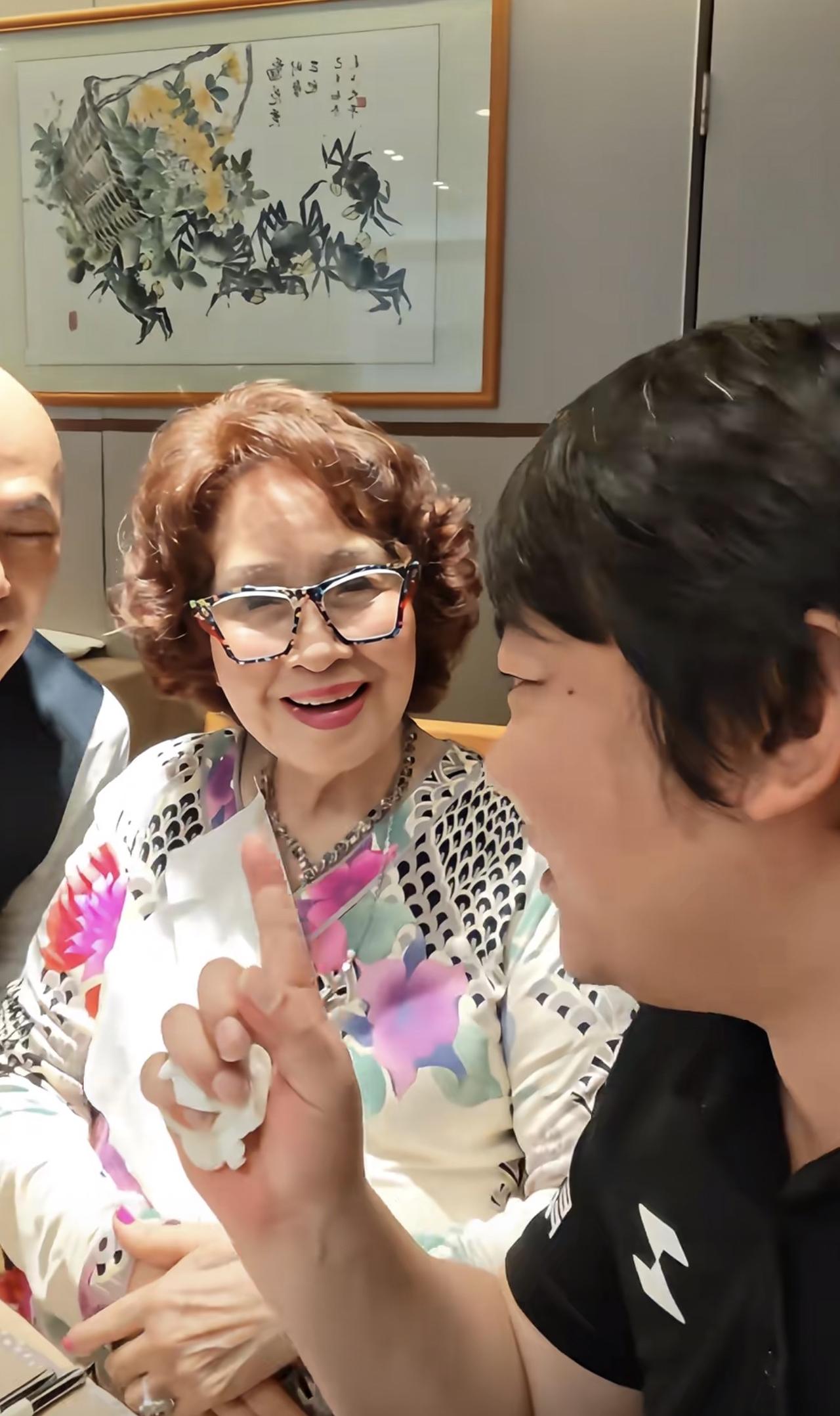 李锦记李老太、96岁的李蔡美玲近照曝光，精神奕奕一根白头发都没有，穿花衬衫还喝可