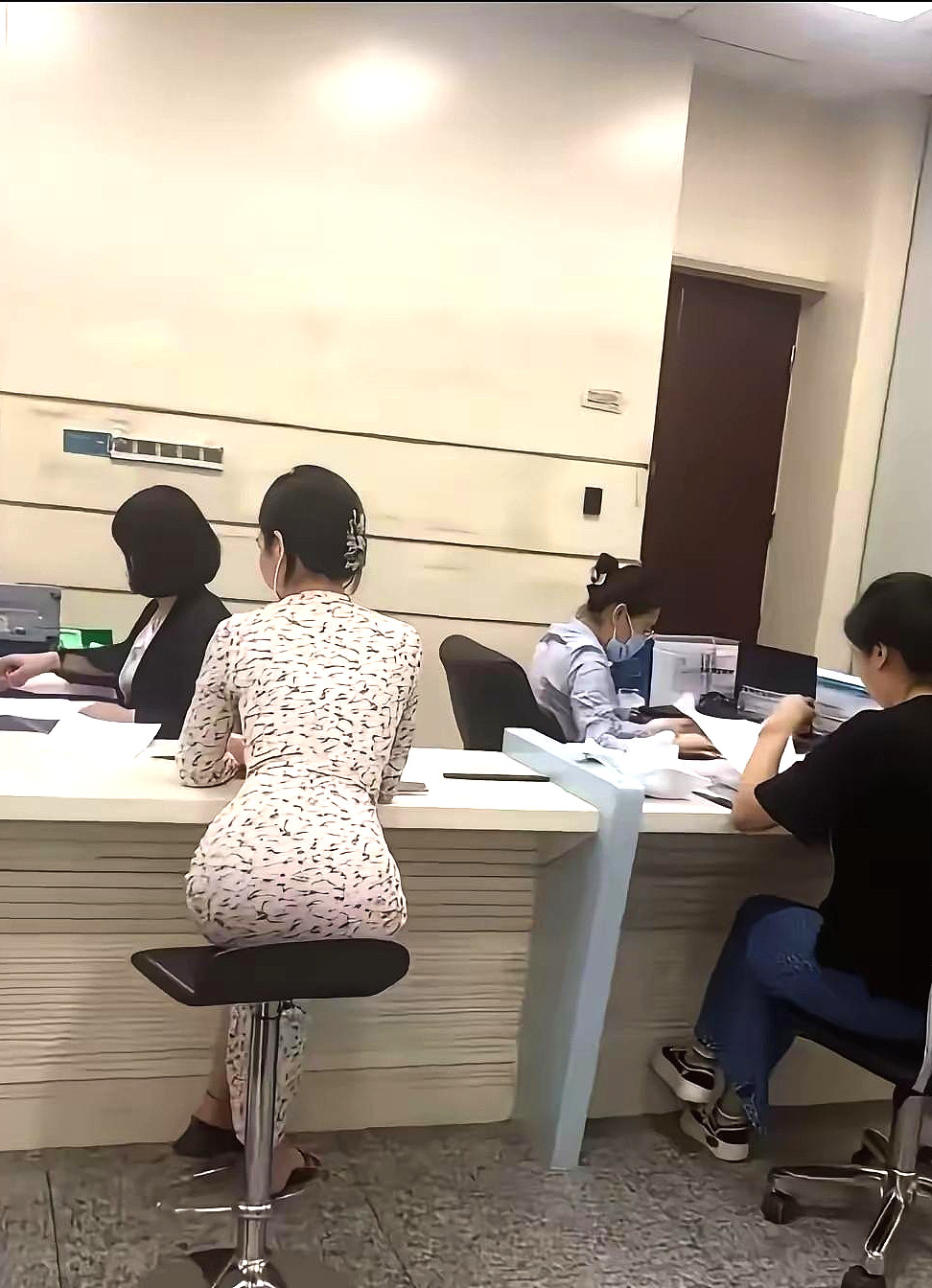 今天在银行碰到的美女，身材太好了。