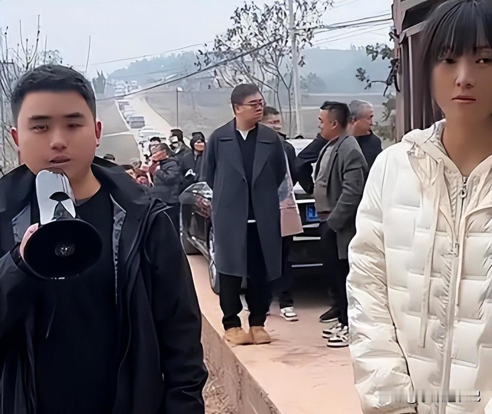 呆呆这次被合川文旅收编了，成为合同制工作人员。工资3500引发网友热议，有的说怎