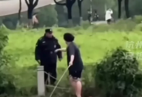 大家不要误会了南京航空航天大学，诬陷被保安推下水的肥头大耳钓鱼学生，他并不是南航