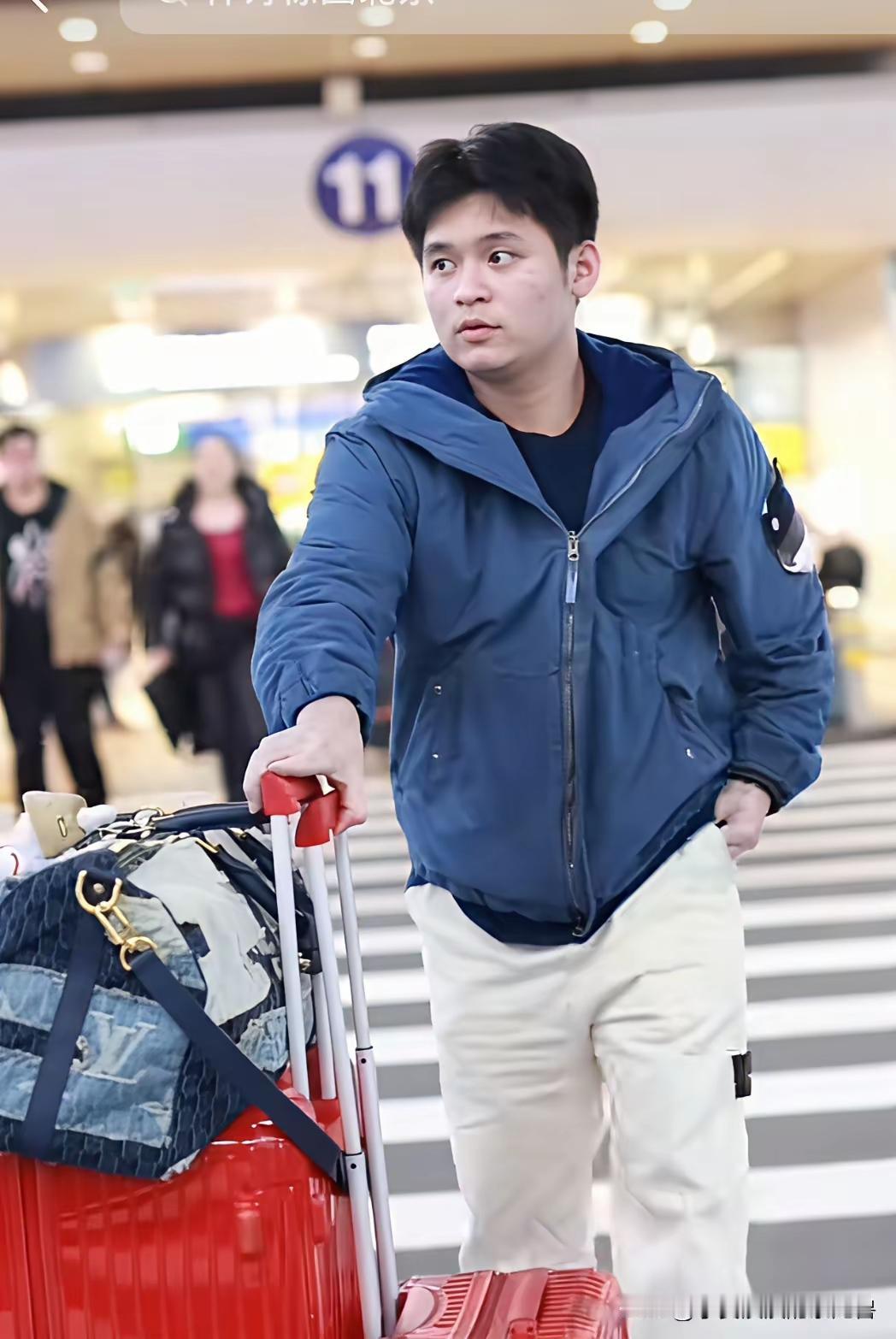 小石头回北京啦！小石头喜获银牌后，心情倍儿爽，在老家海南该吃的吃了，该喝的喝了