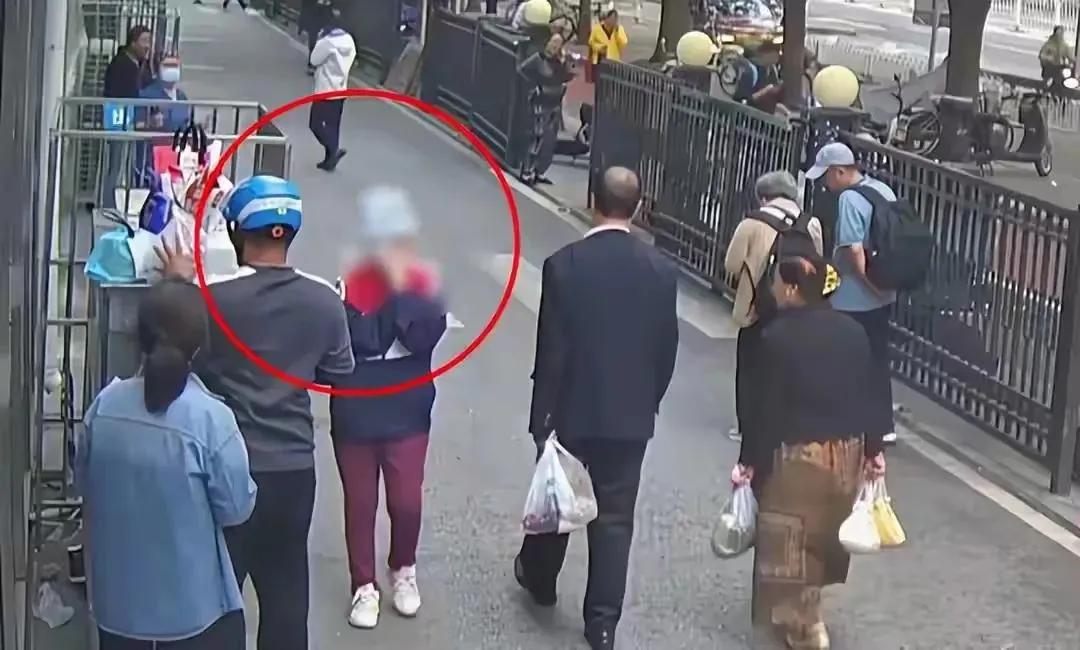 北京，50岁女子不会做饭，肚子饿了就去偷外卖，连续偷了6次，把外卖架当0元购，女