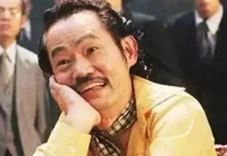 当年，元华拍完《功夫》后大火，成龙出300万片酬邀请他出演《神探蒲松龄》，元华拒