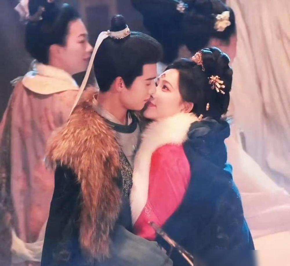 既然都要在镜头前亲个没完，李昀锐和孟子义干脆把这份子钱也顺便收了吧。2026