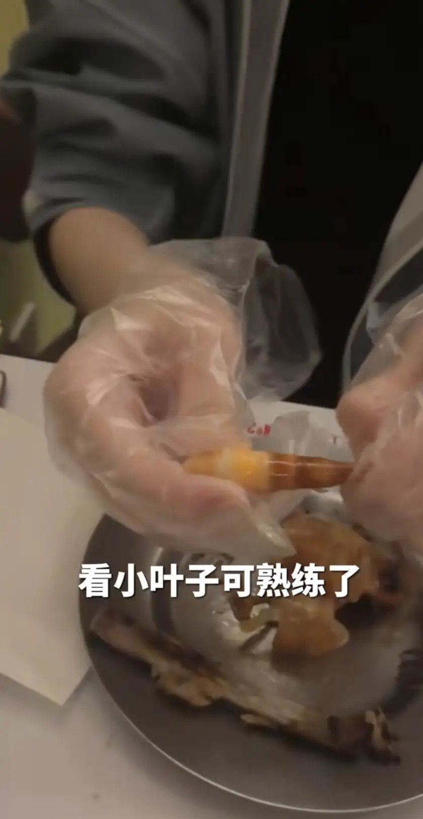 陆毅18岁女儿不会剥虾，摘牙套还会撒娇落泪，被富养的女孩真幸福