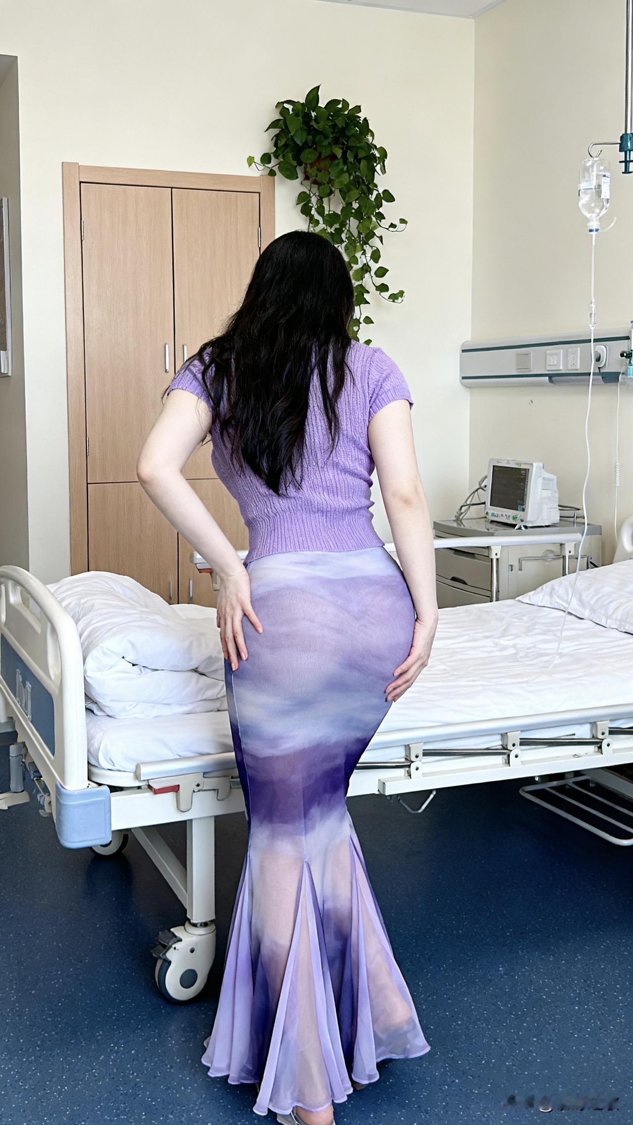 来医院看朋友忘带东西了怎么办？你看我穿着这身紫色渐变鱼尾裙就跑来了，完全没准备