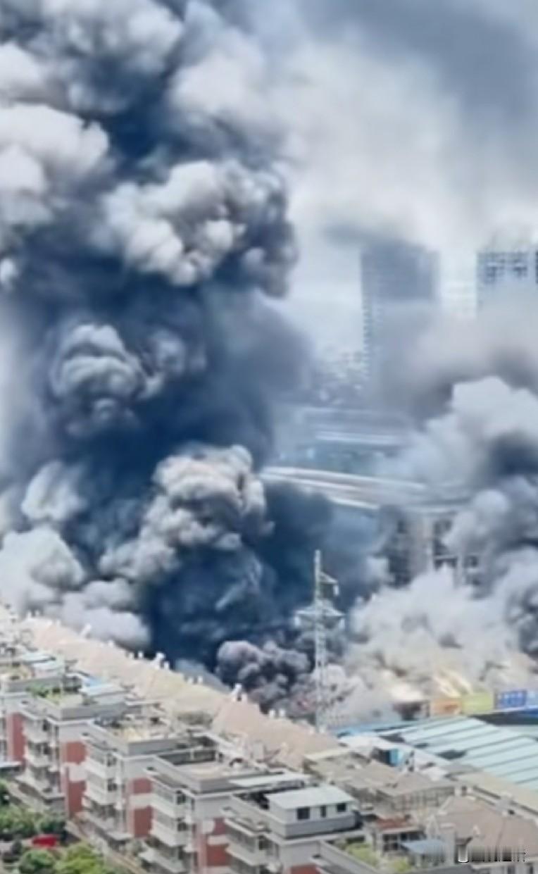 今天，官方通报一起装饰城火灾。2026年5月21日12时20分，湖北黄石东方装饰