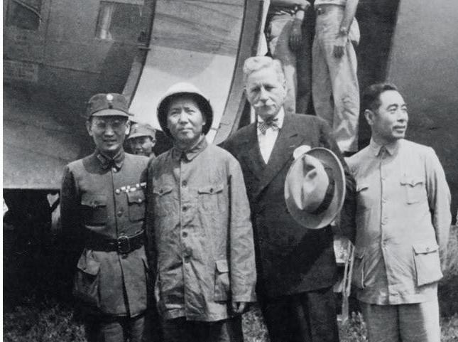 1945年，重庆谈判时，蒋介石提出让毛泽东担任省长。毛泽东平静地问道：“委员长要