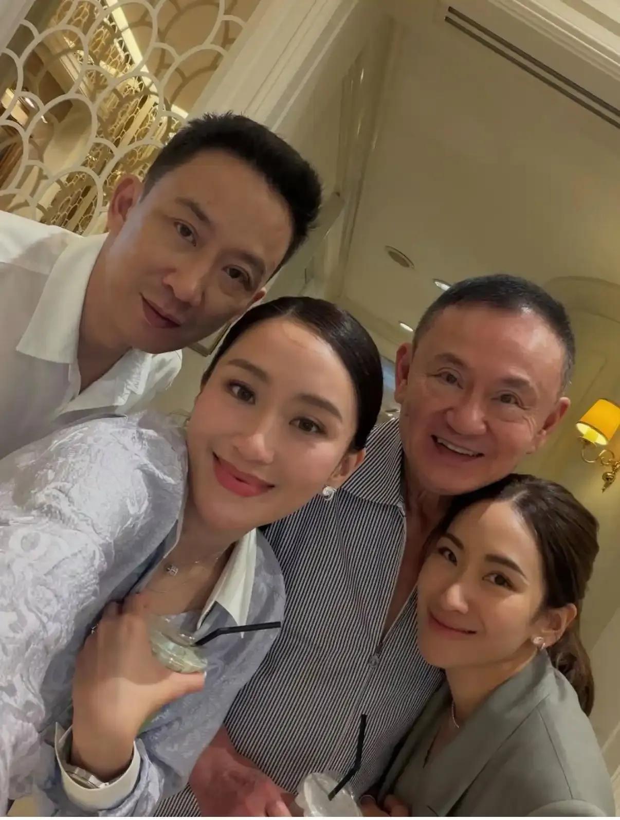 他信终于回到自家豪宅，全家那叫一个高兴啊。佩通坦抓住这个难得的家人团聚时刻，拍