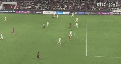 成都蓉城后卫李扬真的球商太低了，比赛第86分钟，在禁区内主动上脚，这不是故意送给