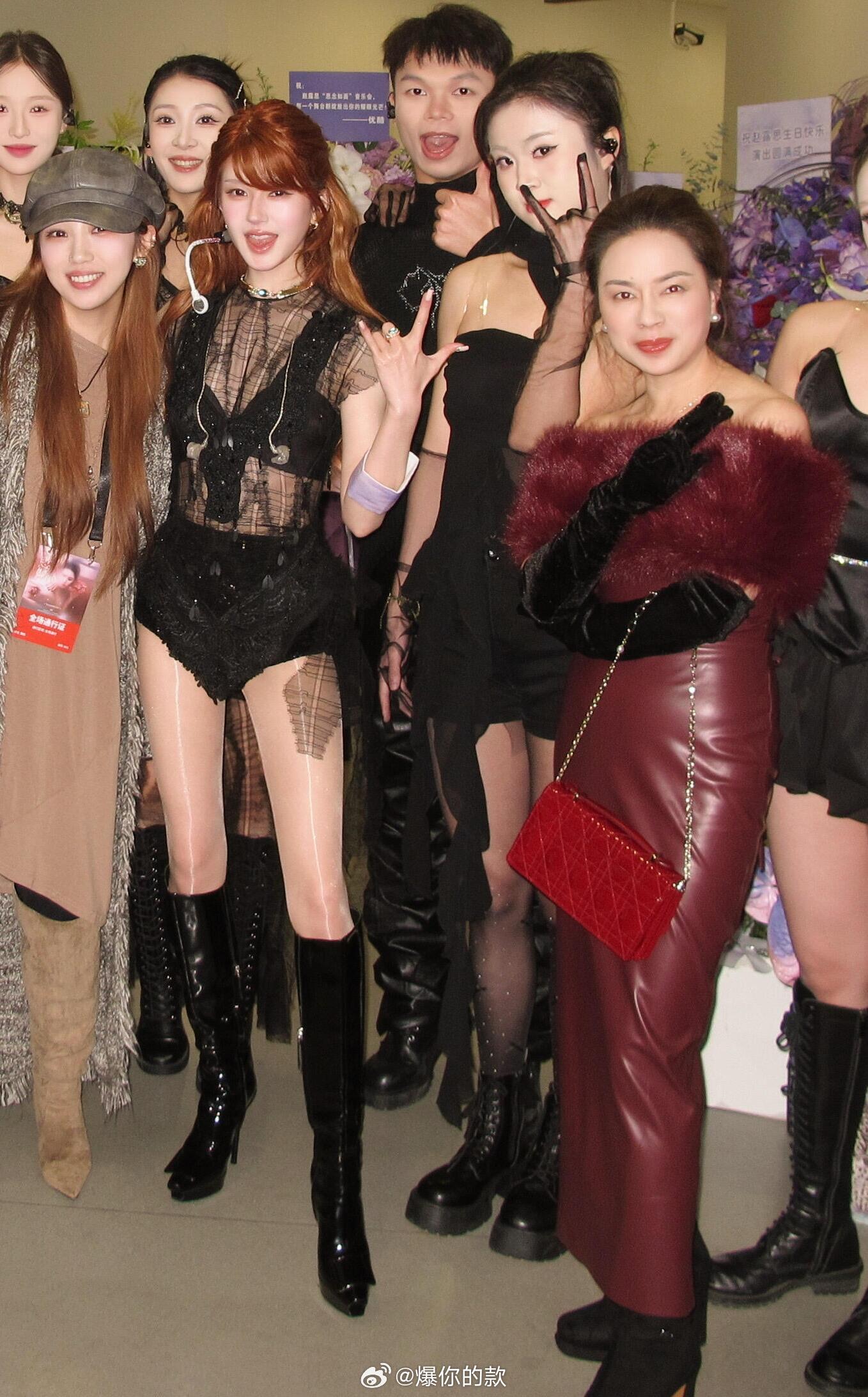一旁露妈太潮了...露思和天舞IDG团队合影！北京天舞IDG伴舞团队，和小露结束