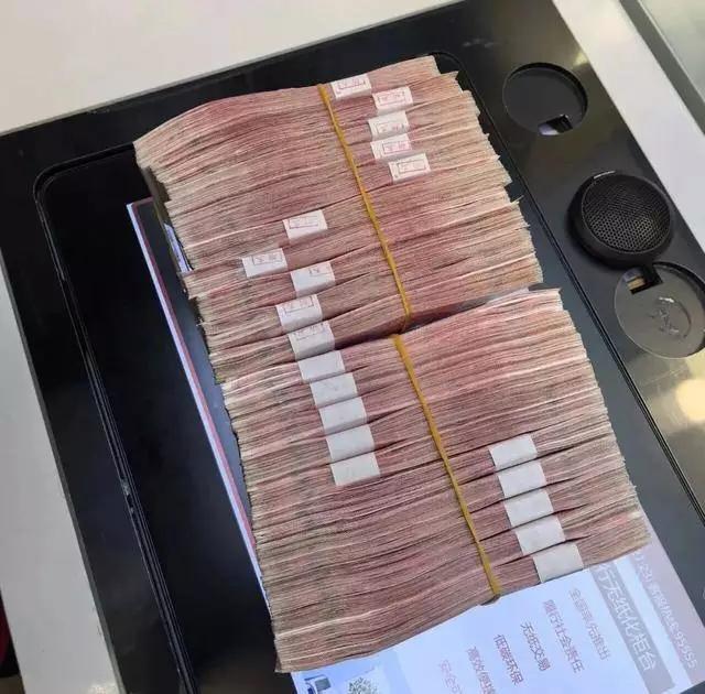 最近昆明66岁的陆阿姨闹了件让人又好气又好笑的事儿。她跑去银行取36万，说是给儿