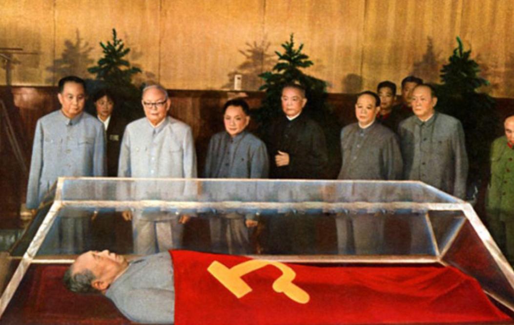 1976年，毛主席去世，当华国锋赶到中南海时，毛主席已无呼吸，情急之下，华国锋迅