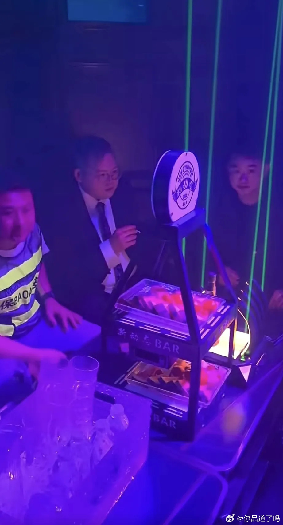 向佑深夜现身一网红酒吧，38岁头发花白身形暴瘦，抽烟像糟老头似的，网友纷纷艾特向