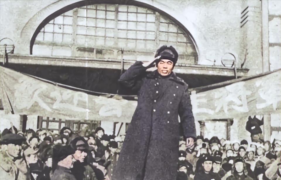 这是国军中将曾泽生率部起义向群众致谢时拍下的珍贵照片，他为长春和平解放做出了巨大