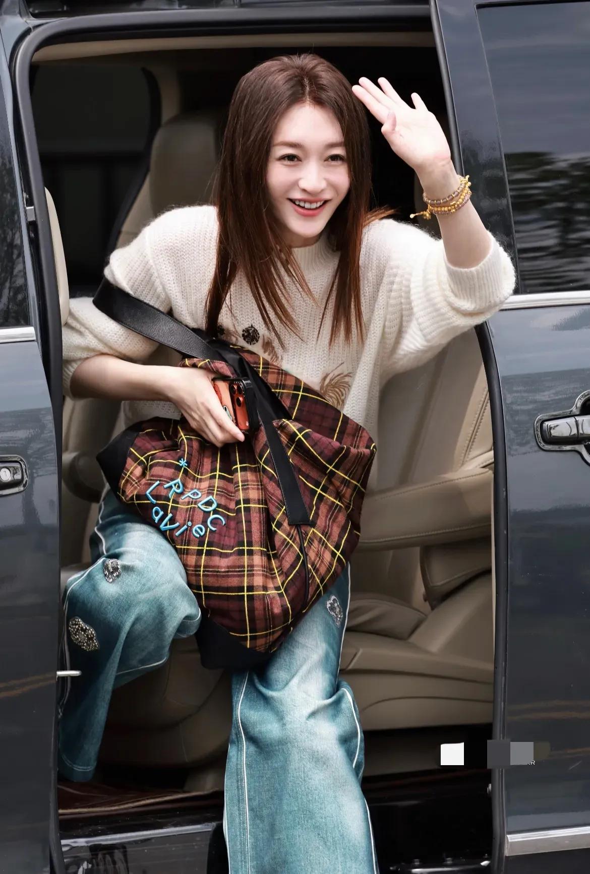 李小冉好身材属于老天赏饭，她管理身材不是运动而是吃完饭就躺着聊起李小冉的身