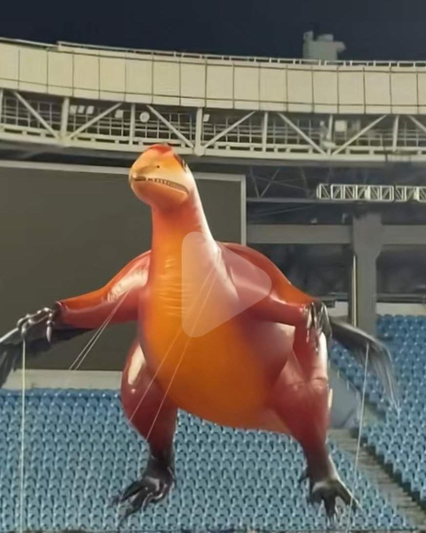 常州不愧为吊州，又搞动作了，开幕式中场休息时，要从空中飞过的远古巨兽暴露了。目击