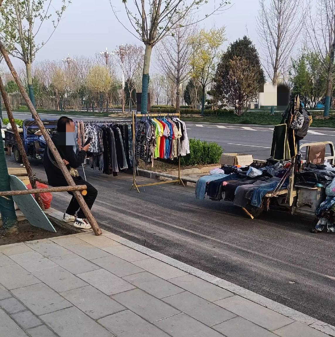 晚上出去散步，看到门口卖衣服的地摊，闲看看，准备买两双袜子。老师傅在工作门口