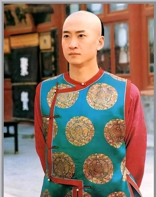 乾隆皇帝第十一子爱新觉罗·永瑆，其家族后裔在清朝宗室体系中绵延传承，演绎出跌宕起