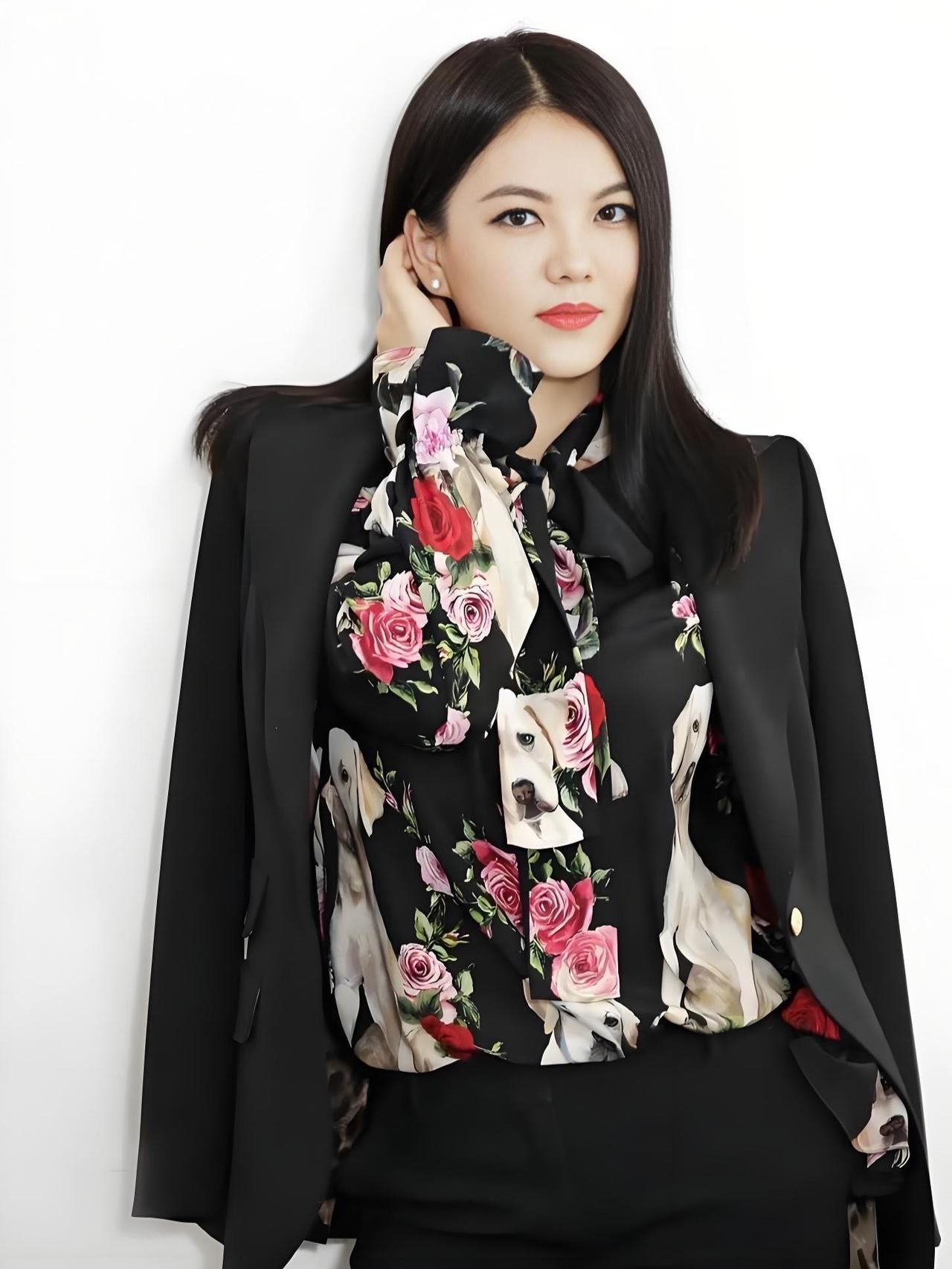 哭穷的塌房，炫富的被封！娱乐圈这波瓜，保熟！最近的娱乐圈比春晚小品还热闹，前