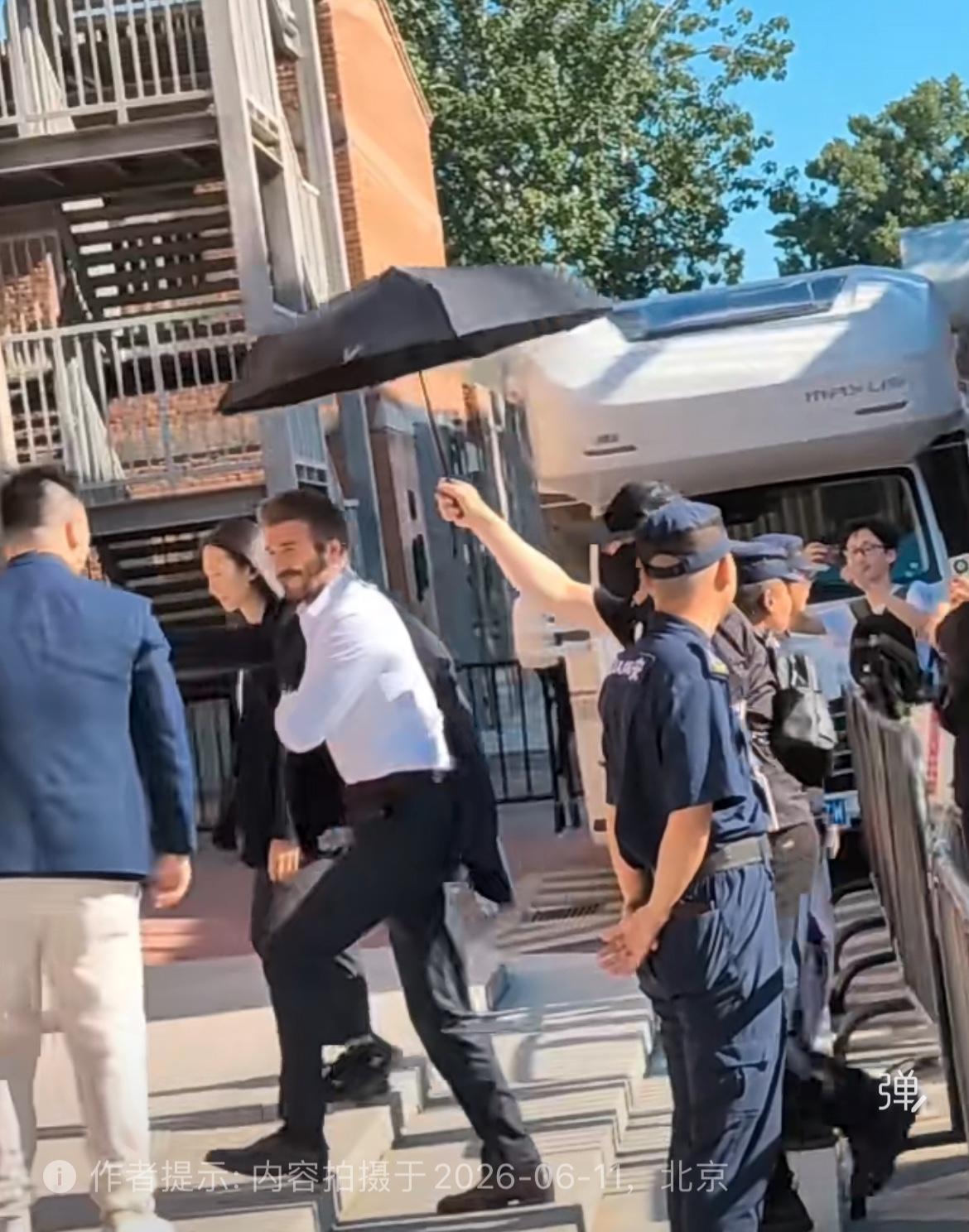 贝克汉姆现身北京！6月11日，前英格兰足球传奇贝克汉姆现身北京朗园，出席联想