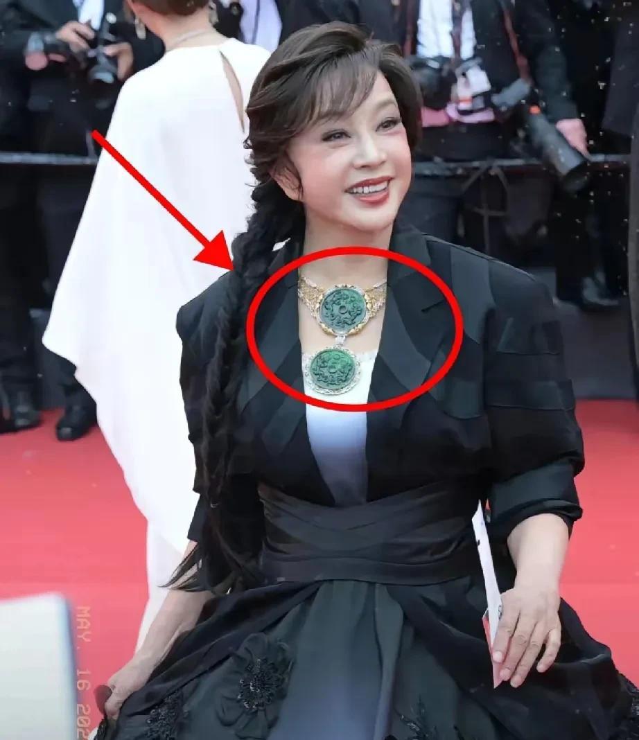 刘晓庆啊刘晓庆，你实在是太糊涂了，明明已经75岁高龄了，人家直接杀到戛纳红