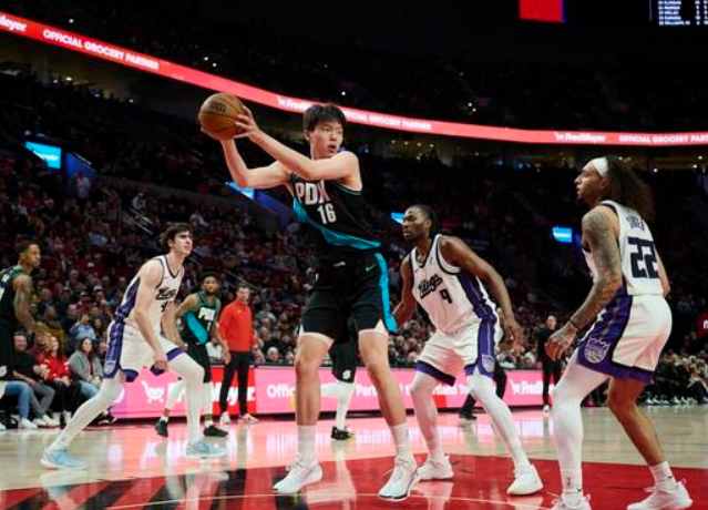 NBA季前赛，开拓者对阵国王的比赛中，出现了非常奇葩的一幕。第四节暂停回来，杨翰森在场上几乎没有得到