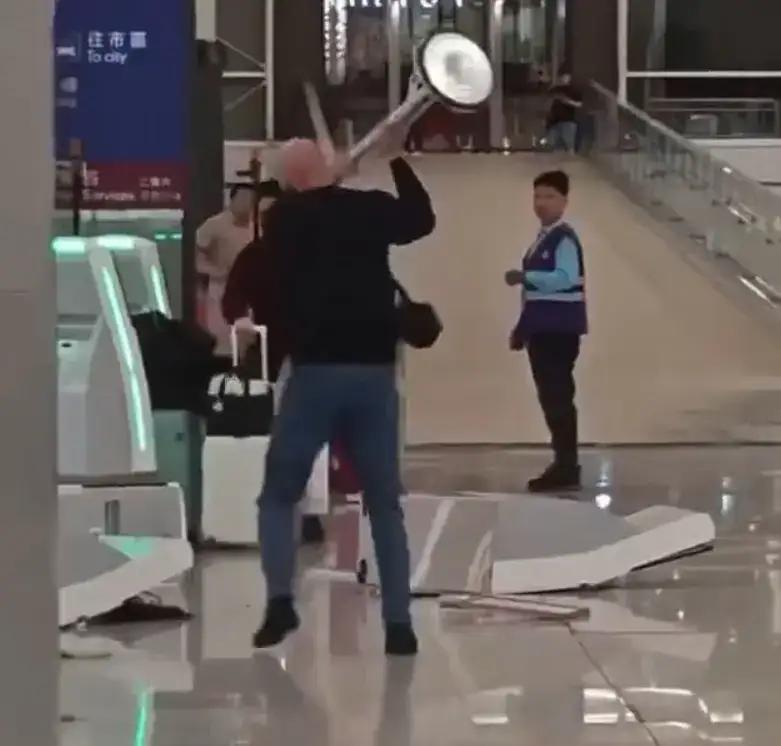 爆炸现场背后：外籍男大闹机场，暴力破坏多台设备，真相到底是什么？大年除夕清晨