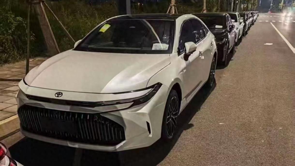 新款丰田亚洲龙, 前脸变化大, 分体式尾灯, 会被大家接受吗?