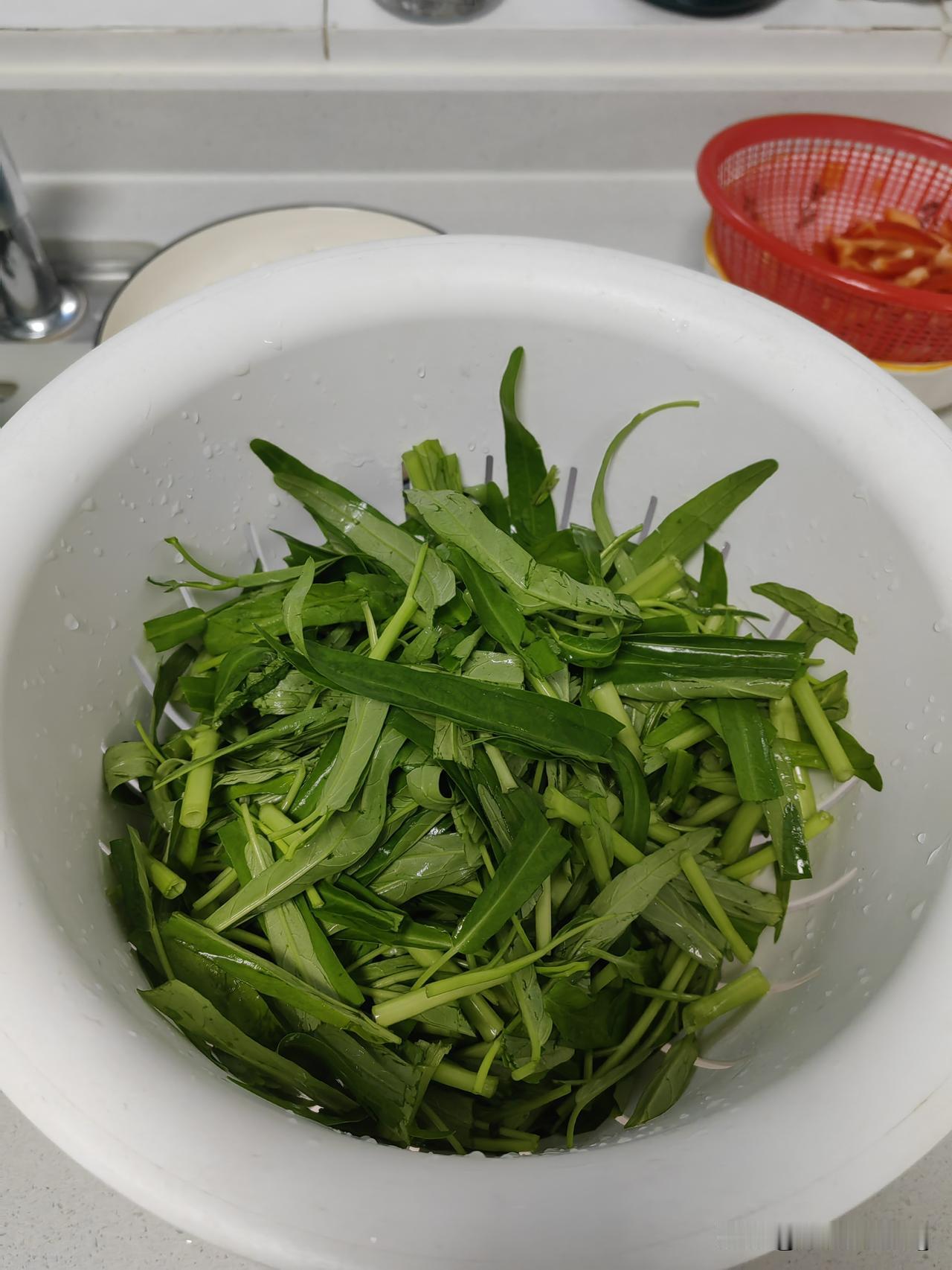 老公打来电话，说有个面试通过了，市某局下的参公事业岗，他问我去不去？下班路上