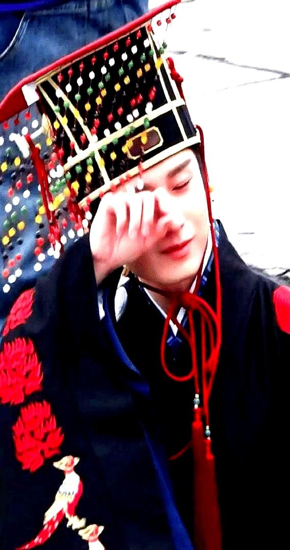 没宣发，没假日，两万人堵死横店，就为看他一眼。他穿着龙袍，刚拍完登基大戏