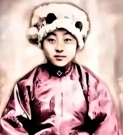 1943年，女土匪吕芪见很多男人垂涎自己的美颜，竟然说：“想和我睡觉不难，我不要