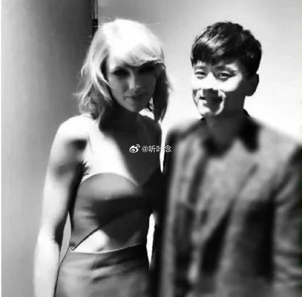 张杰14年去全美拿奖时，与霉霉的合影，好难得的一张老照片。