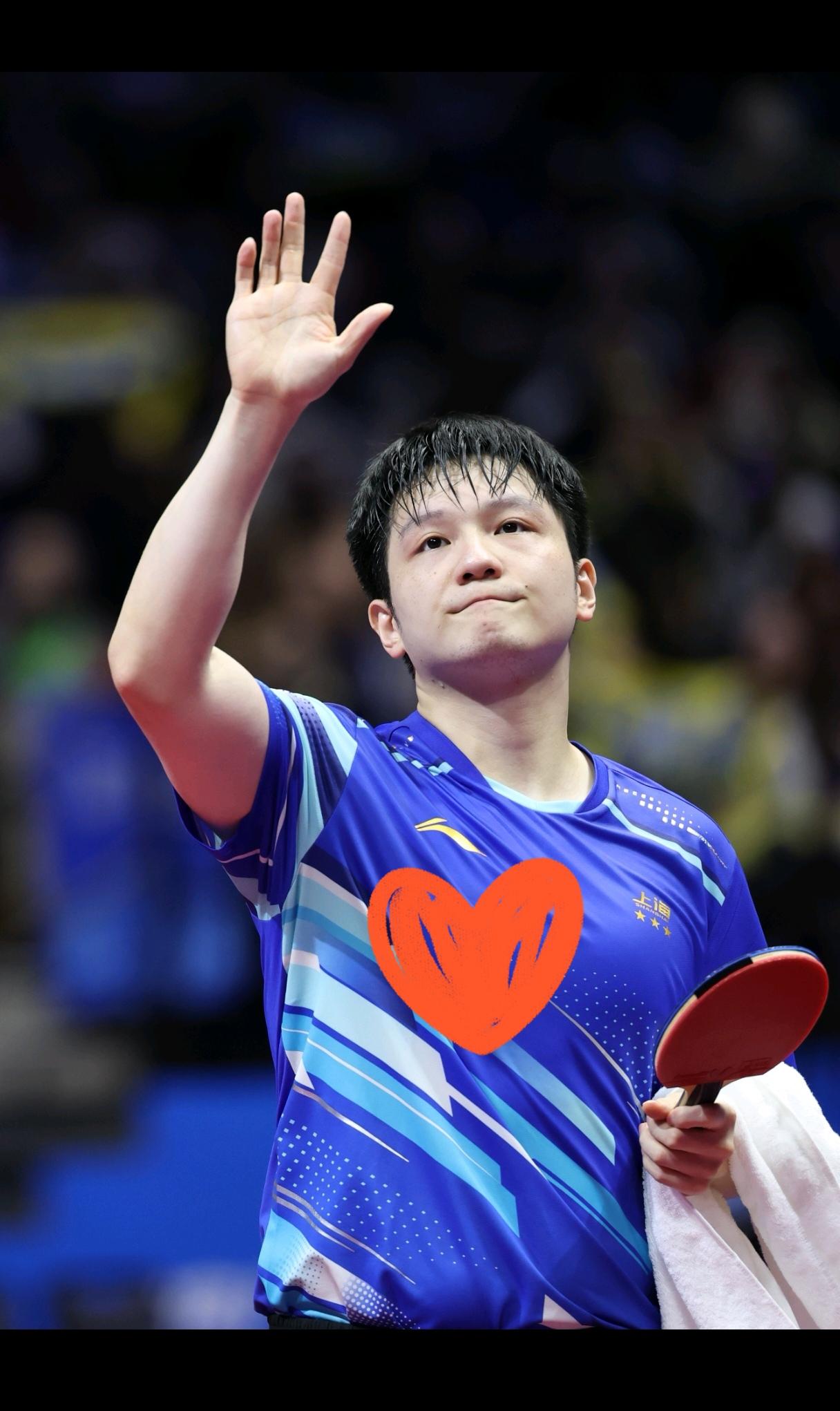 樊振东男单夺冠后的一个小细节，透露出他暖男本暖的气质！画面定格在樊振东