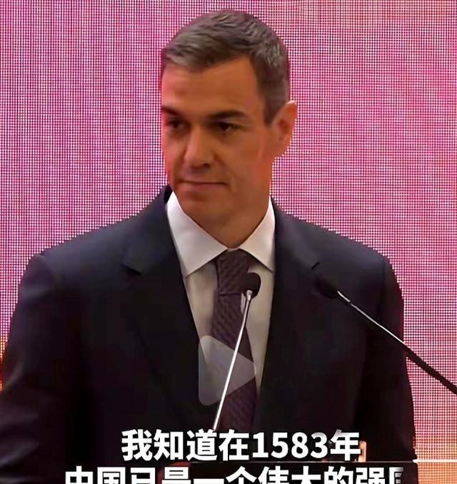 西班牙首相桑切斯，站在清华大学的讲台上。他扶了扶麦克风，目光扫过全场，一开口，